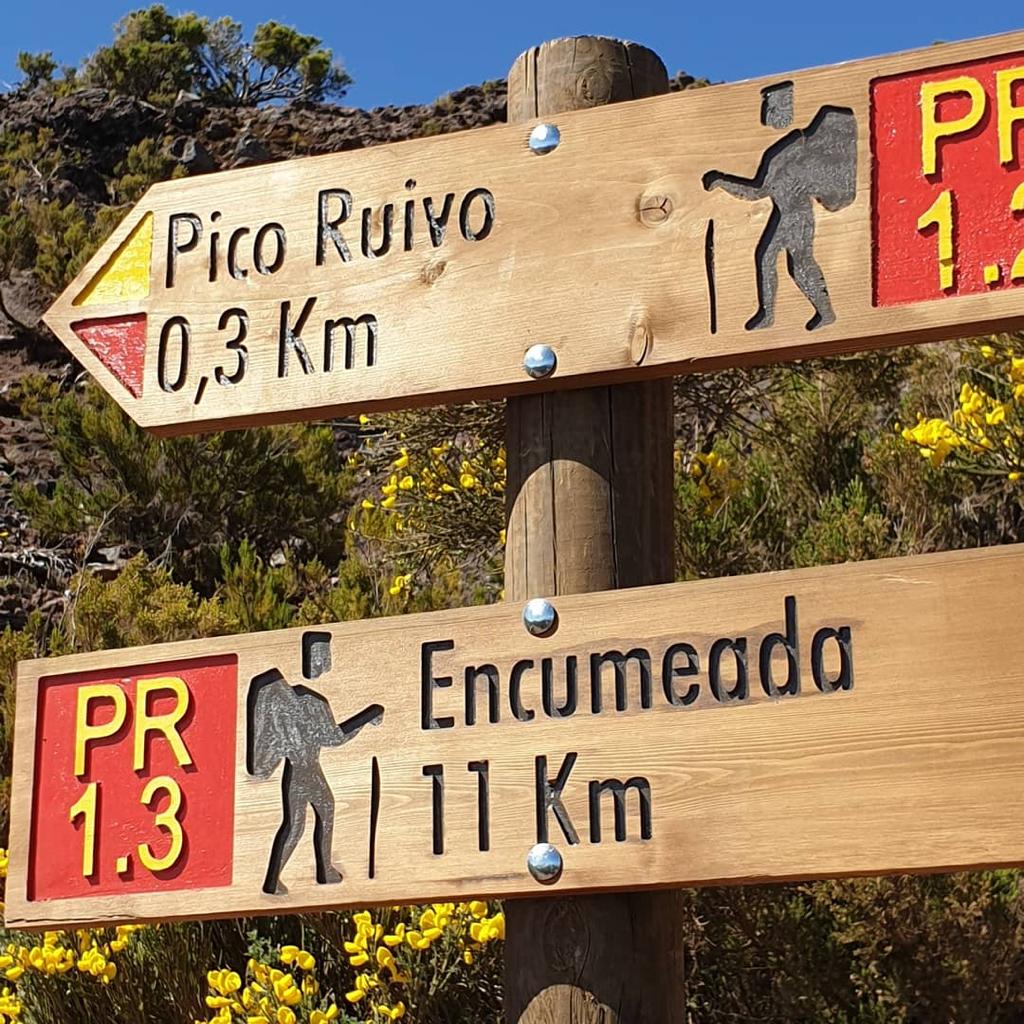 Pico Ruivo en Encumeada wegwijzer. Madeira North Coast Hiking Trail